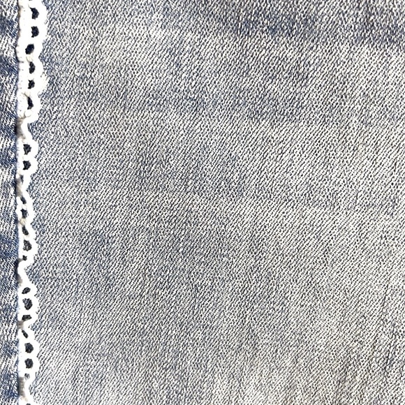 CeCe Light Wash Ankle Cropped Jeans w/Stretch, Frilly Lace Detail Size 29 / 8 - Picture 3 of 6